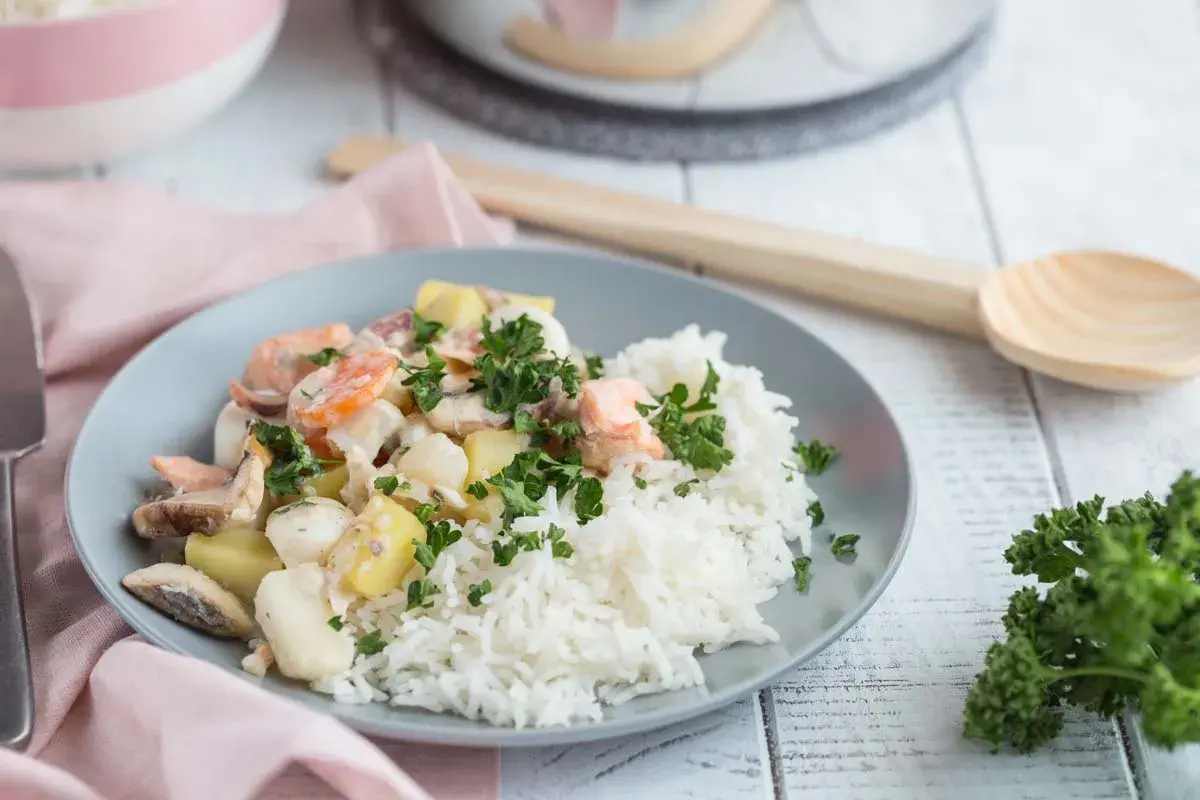 Navarin de la mer avec riz blanc, carottes, pommes de terre et poisson. Quel accompagnement pour ce plat savoureux ?