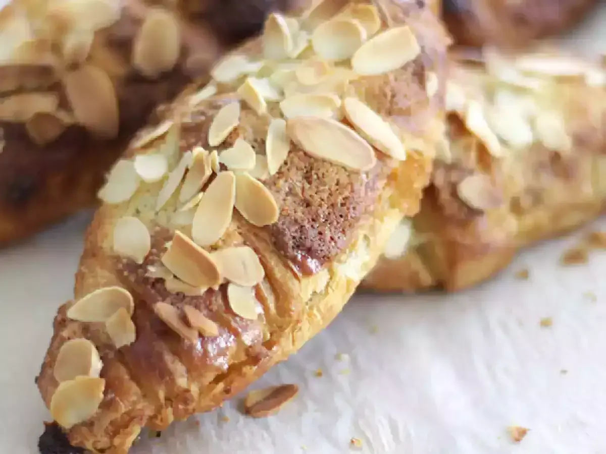 Croissants aux amandes dorés et croustillants, parsemés d'amandes effilées.