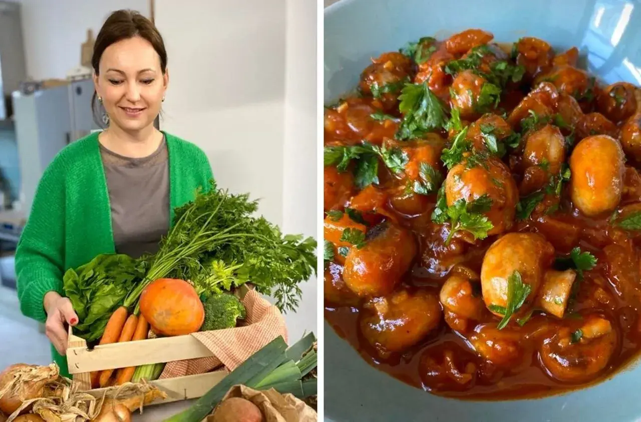 Une femme tient un panier de légumes frais. À côté, un plat appétissant de champignons à la grecque, garni de persil frais.