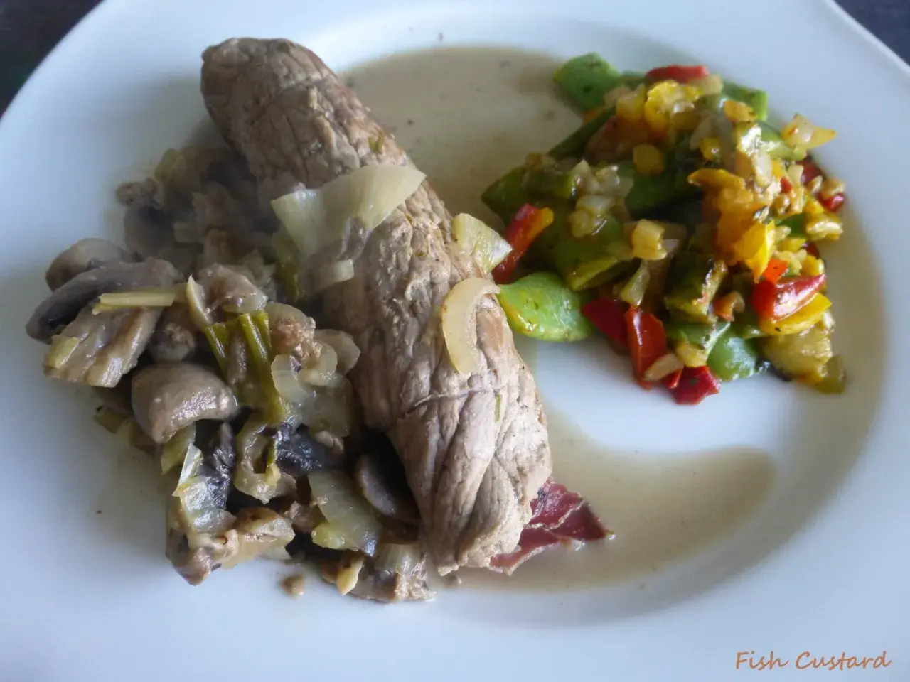 Un plat de bocconcini de veau tendre, servi avec des champignons sautés et des poivrons colorés. Un délice !