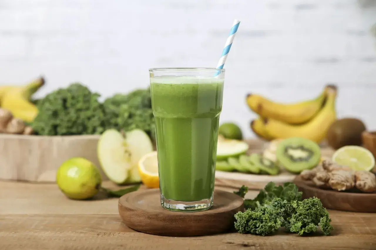 Un verre de smoothie vert, fait de fruits et légumes comme des bananes, pommes, kiwis et kale. C'est ça, qu'est ce qu'un smoothie !