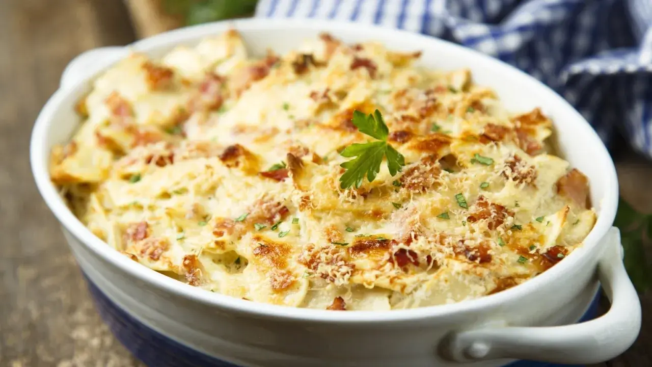 Une délicieuse tartiflette gratinée, parfaite avec un vin blanc savoyard. Quel vin pour une tartiflette ? Un Apremont ou un Chignin !