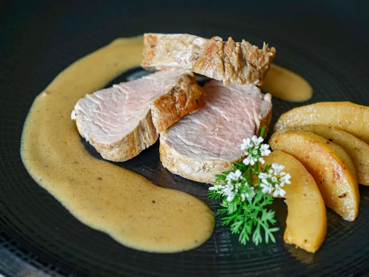 Filet mignon de porc, sauce onctueuse, pommes caramélisées. Une recette digne d'un chef étoilé pour un repas d'exception.