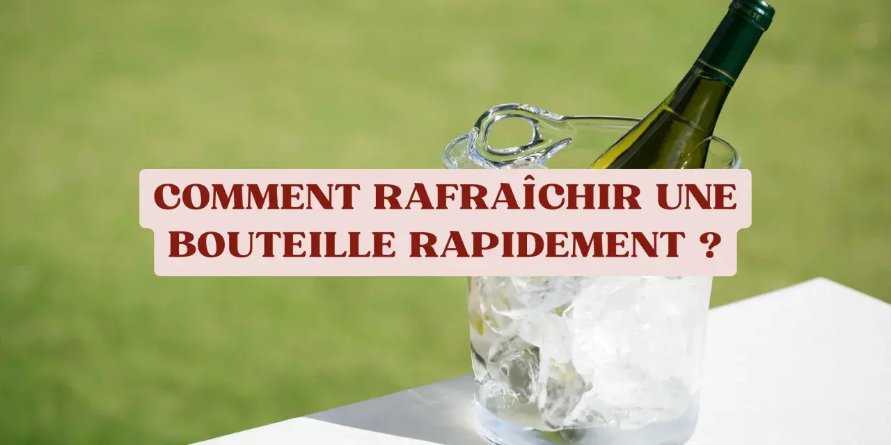 Une bouteille de vin blanc dans un seau à glace, avec le texte "COMMENT RAFRAÎCHIR UNE BOUTEILLE RAPIDEMENT ?" pour vous aider à refroidir une bouteille rapidement.