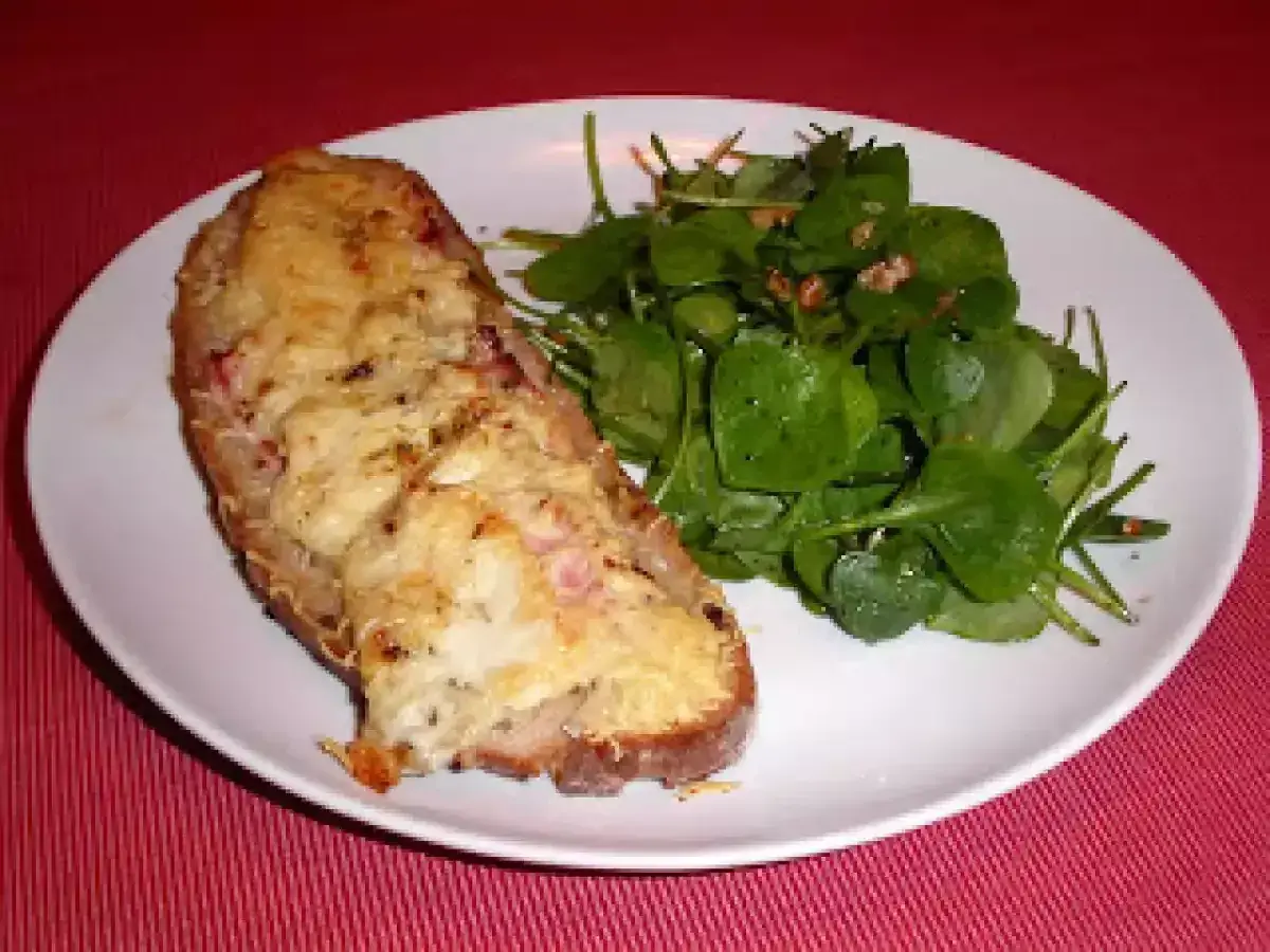 Tartine campagnarde au four, gratinée et dorée, servie avec une salade verte fraîche. Un délice simple et savoureux.