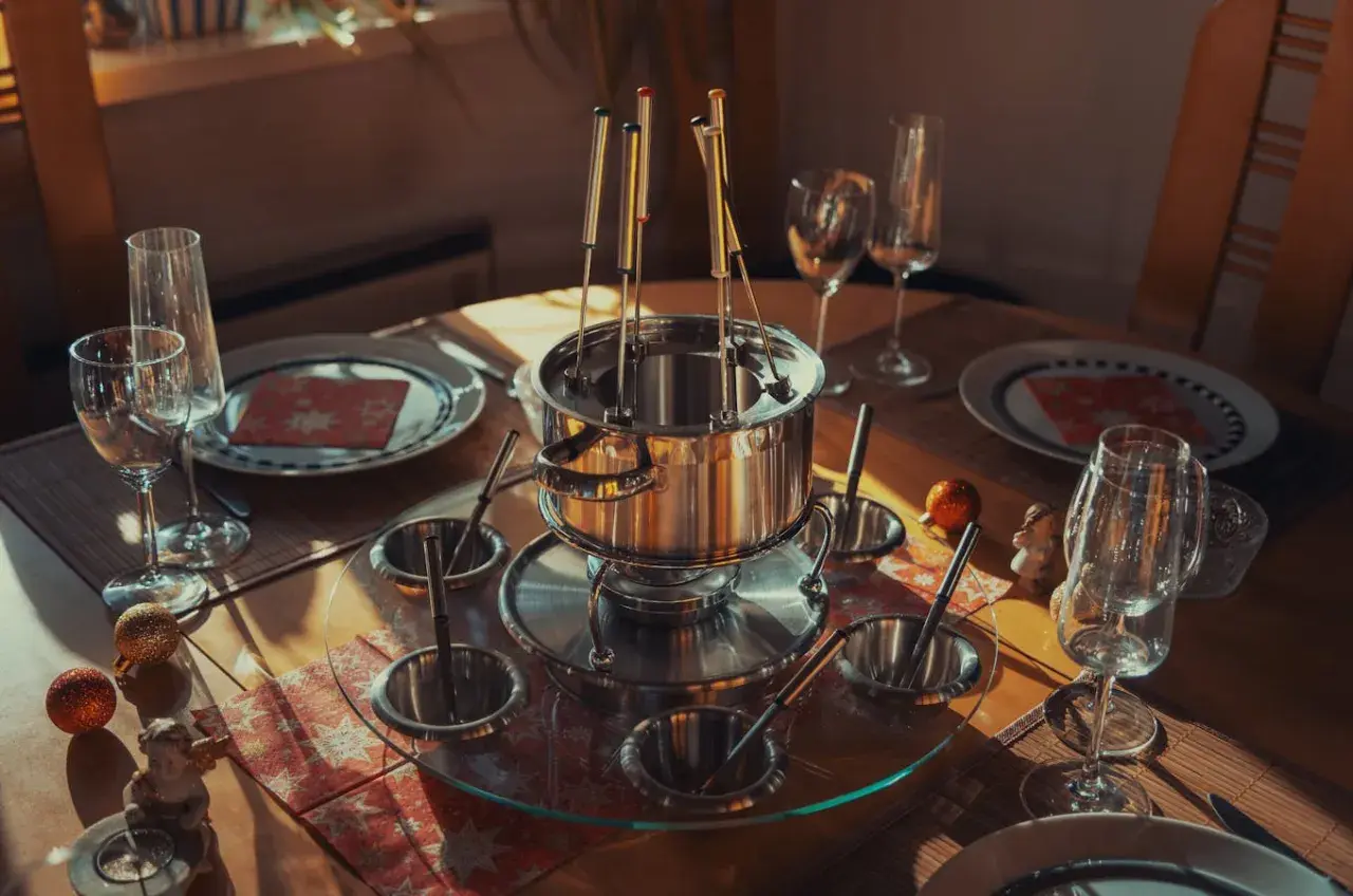 Service à fondue chinoise prêt pour un repas convivial. Quel vin avec fondue chinoise ? La table est dressée avec soin, attendant les convives.