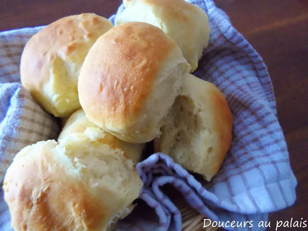 Petits pains maison dorés, moelleux et aériens. Une recette de petit pain maison facile et rapide pour le plaisir des gourmands.