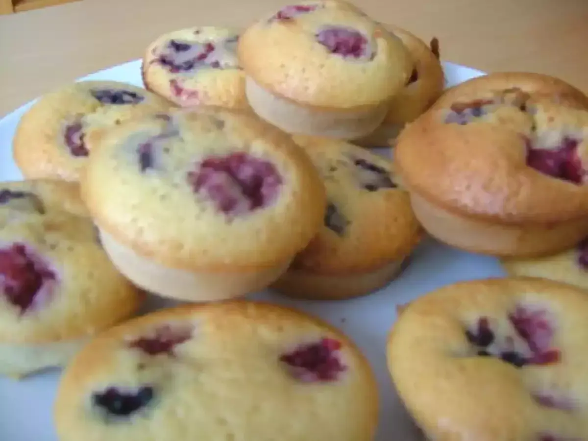 Petits gâteaux individuels aux fruits rouges, une recette facile pour le goûter.