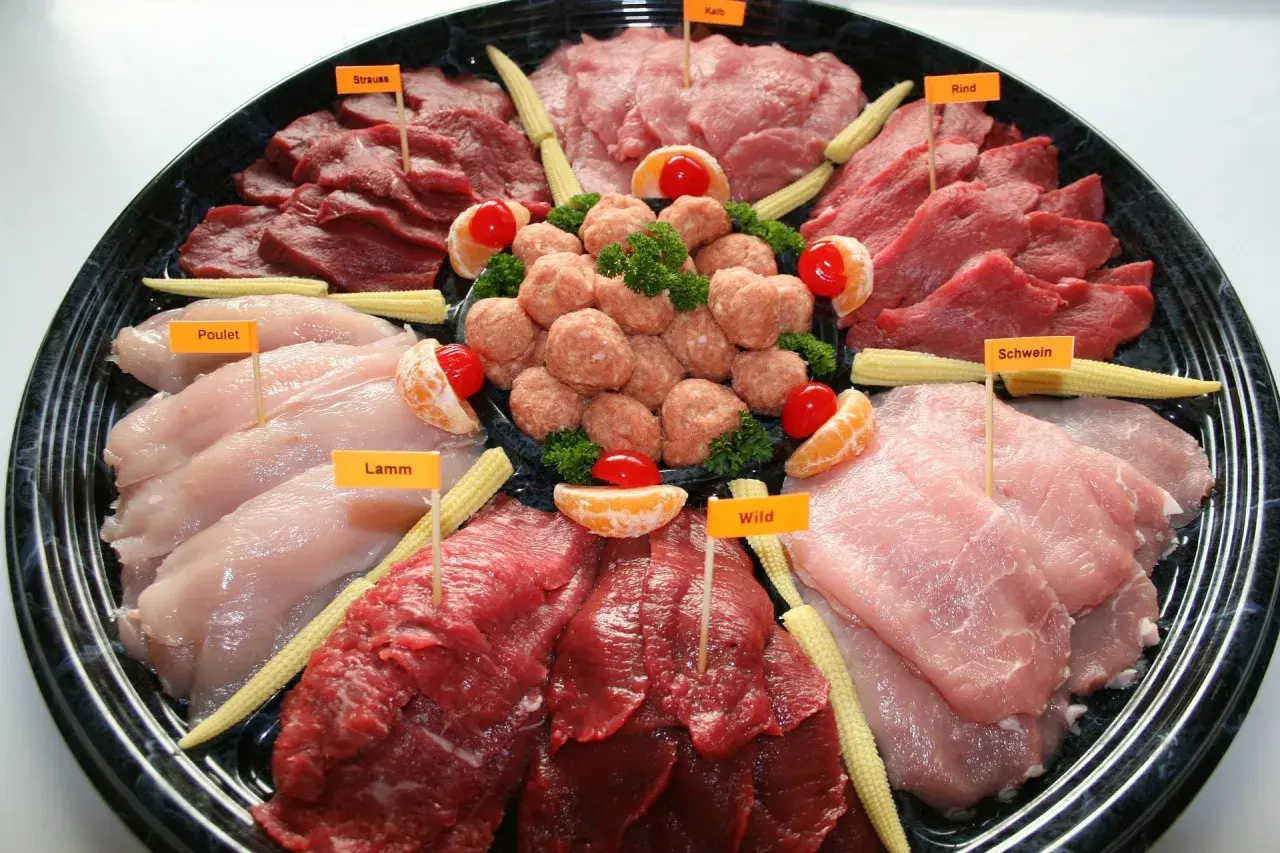 Plateau de viandes variées pour fondue bourguignonne : bœuf, poulet, agneau, porc, veau, autruche et gibier.