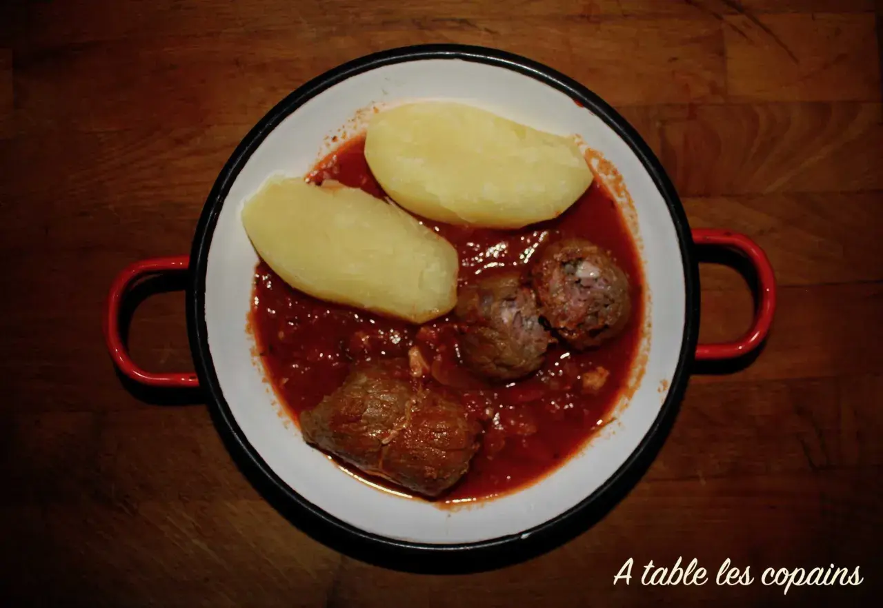 Un plat de viande en sauce avec des pommes de terre, un peu comme une alouette sans tête, prêt à être dégusté.