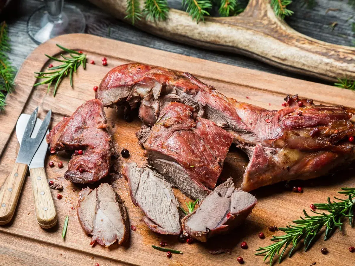 Gigot de 7 heures, tendre et juteux, prêt à être dégusté. Quel vin avec ce plat ? Un vin rouge corsé, comme un Bordeaux ou un Rhône, serait parfait.