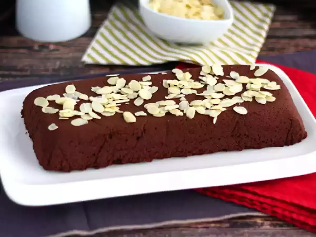 Une délicieuse marquise au chocolat, parsemée d'amandes effilées, prête à être dégustée.
