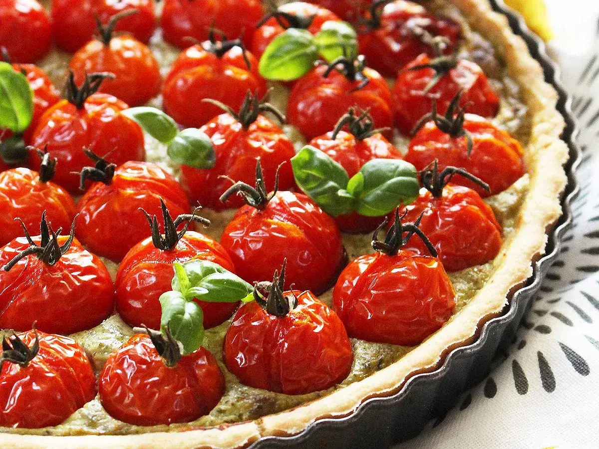 Tarte aux tomates cerises rôties et basilic frais, un accompagnement tarte tomate parfait pour l'été.
