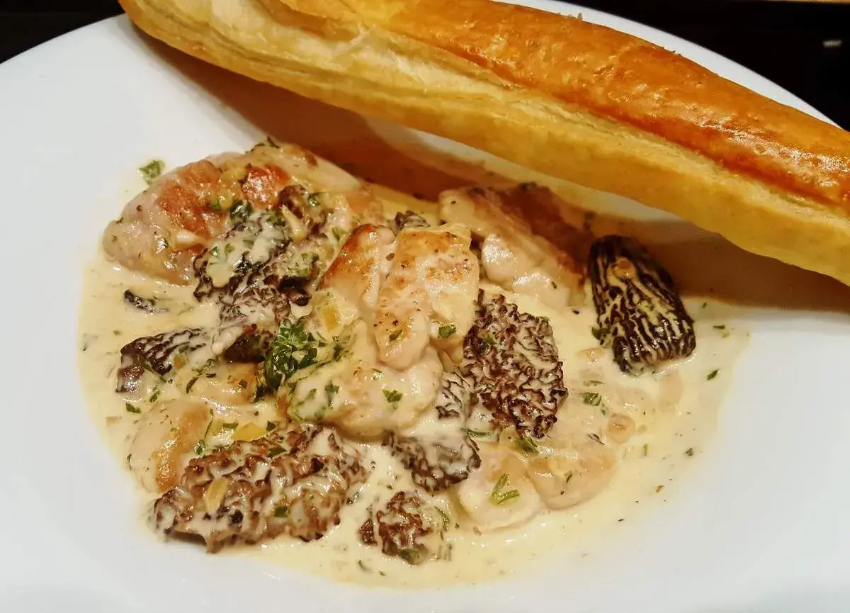 Quel accompagnement avec des ris de veau aux morilles ? Une belle baguette dorée pour saucer cette divine sauce crémeuse aux morilles et ris de veau.