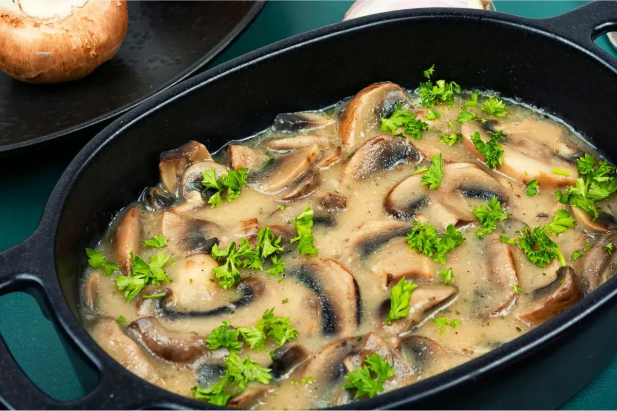 Champignons à la crème, tendres et savoureux, mijotés dans une sauce onctueuse et parsemés de persil frais. Un délice réconfortant.