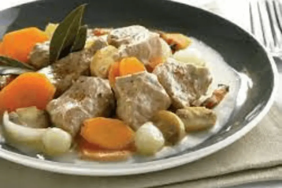 Blanquette de veau cocotte minute : tendres morceaux de veau mijotés avec carottes, oignons grelots et laurier dans une sauce onctueuse.