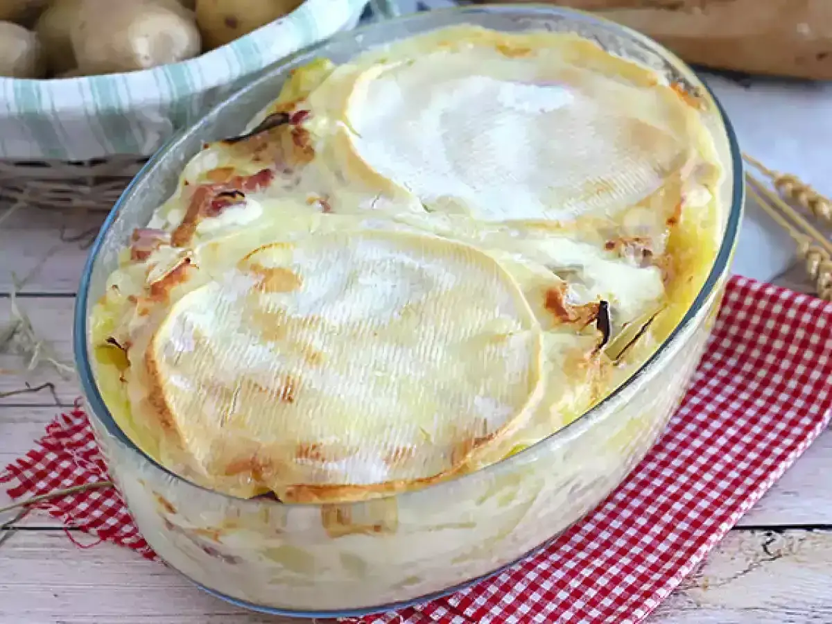 Un plat de tartiflette traditionnelle gratinée, avec son fromage fondant et ses lardons, prêt à être dégusté.