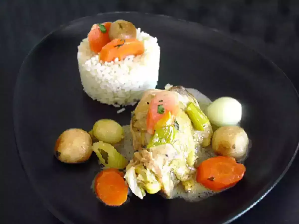 Un plat de blanquette de poulet avec riz, carottes et pommes de terre. Un délice pour les papilles !