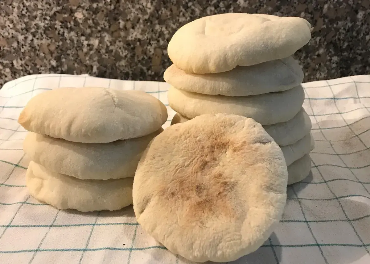 Une pile de pains pita moelleux, prêts à être garni. Parfait pour un repas rapide et savoureux.