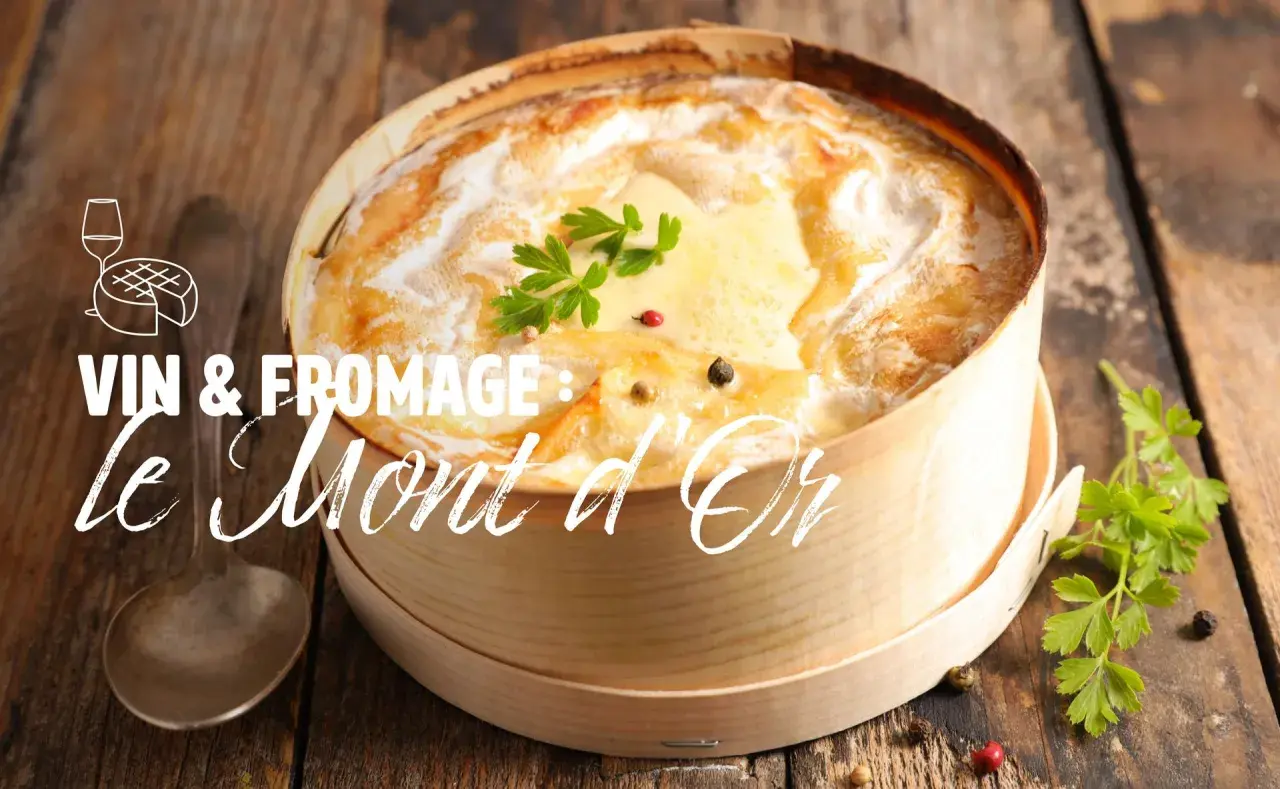 Un Mont d'Or au four, fondant et doré, garni de persil. Idéal pour savoir quel vin avec Mont d'Or au four.