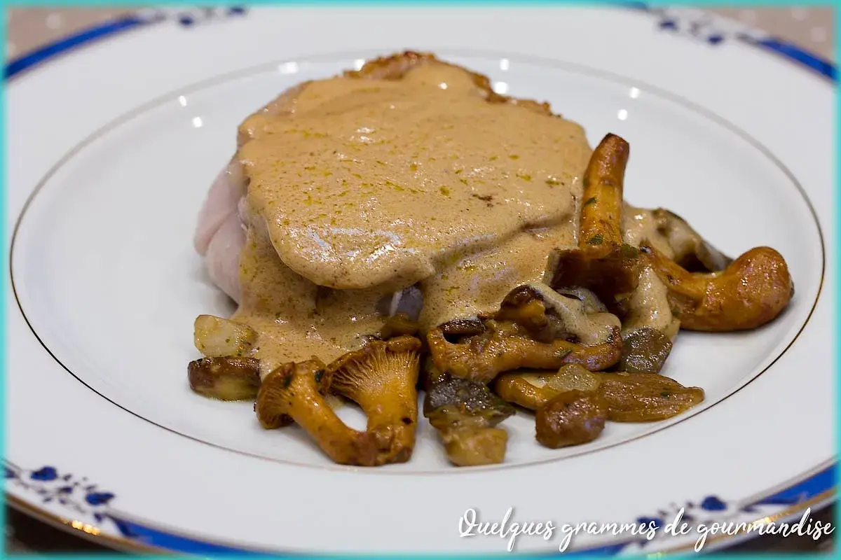 Un délicieux grenadin de veau nappé d'une sauce onctueuse, accompagné de girolles poêlées. Un plat qui promet une expérience gourmande.