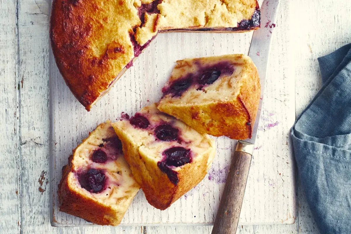 Gâteau aux cerises, une délicieuse recette mendiant alsacien. Des parts généreuses sur une planche en bois.