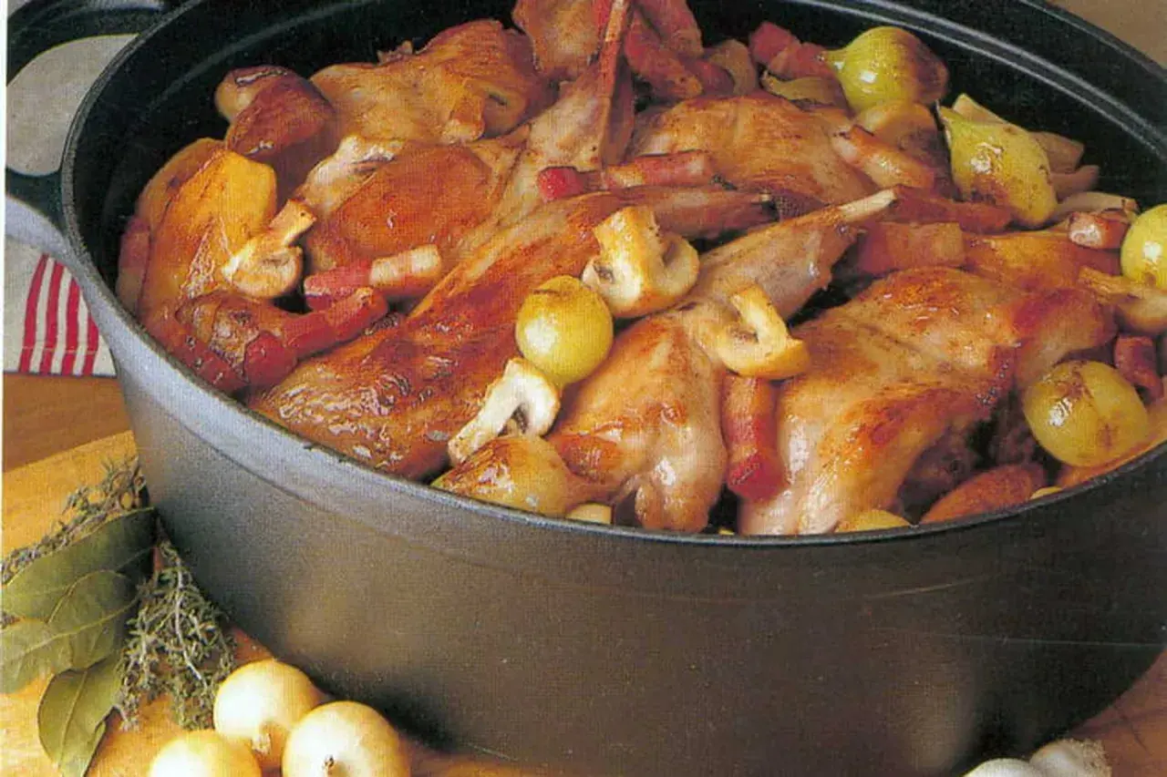 Délicieuse recette de cuisses de lapin en cocotte, mijotées avec des légumes et des lardons. Un plat réconfortant et savoureux.