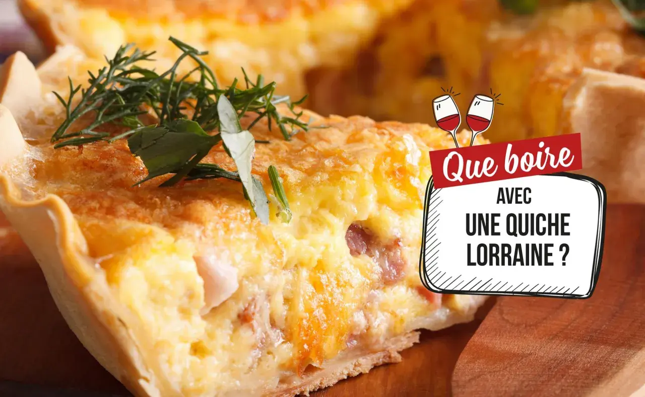 Une part de quiche lorraine garnie d'herbes, avec un encart "Que boire avec une quiche lorraine ?".