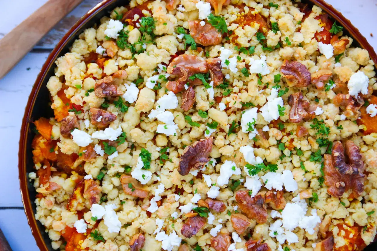 Crumble de légumes aux noix et feta. Une idée savoureuse pour savoir que servir avec un crumble de légumes.