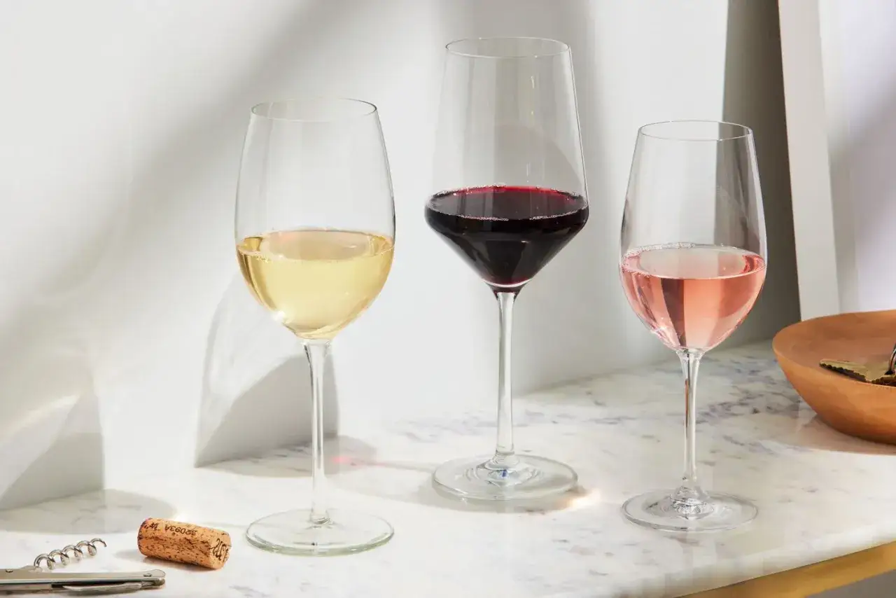 Trois verres de vin : blanc, rouge et rosé. Apprenez comment boire du vin rouge pour en apprécier toutes les saveurs.