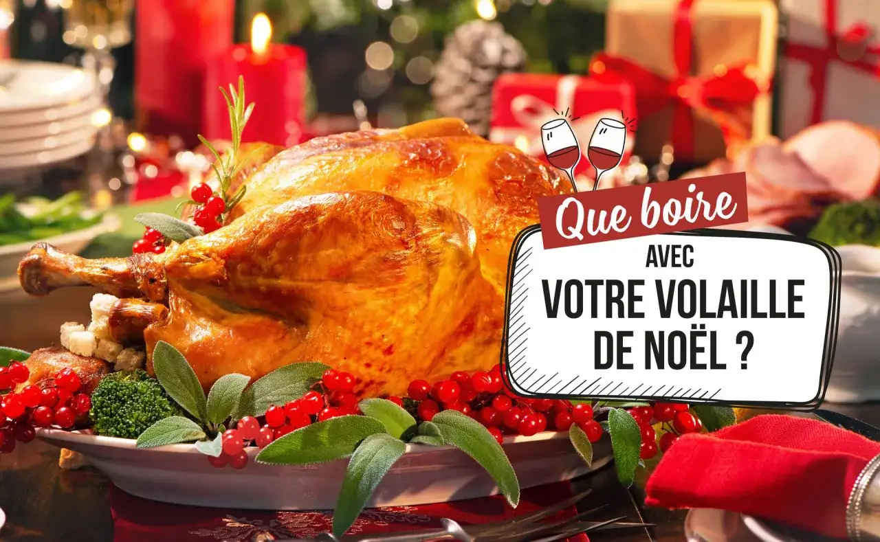 Un chapon rôti, décoré de baies rouges et de feuilles vertes, est prêt pour un repas de fête. La question