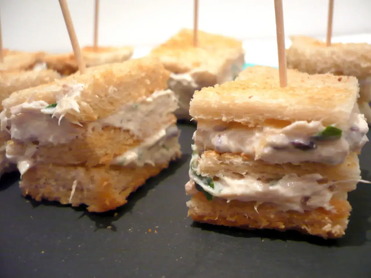 Petits sandwichs au maquereau, parfaits pour une recette rillettes de maquereau facile.