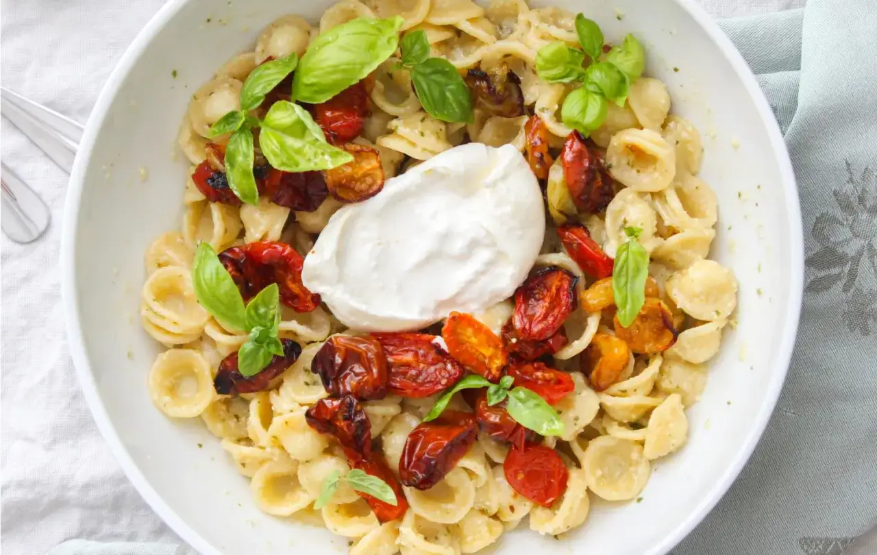 Pâtes orecchiette avec tomates séchées, basilic frais et burrata crémeuse. Une recette rapide et savoureuse pour un repas d'été.