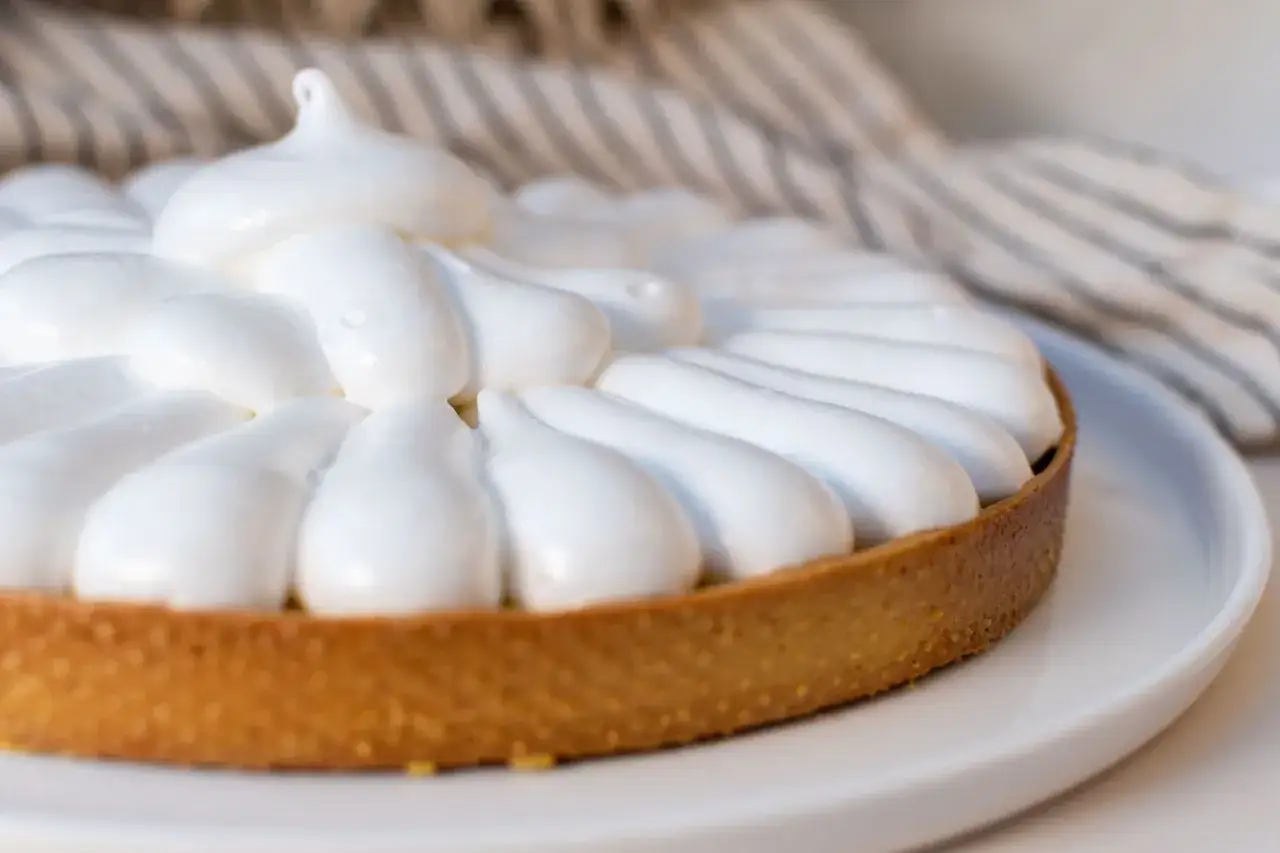 Tarte garnie de généreuses volutes de meringue suisse, sur une pâte dorée.
