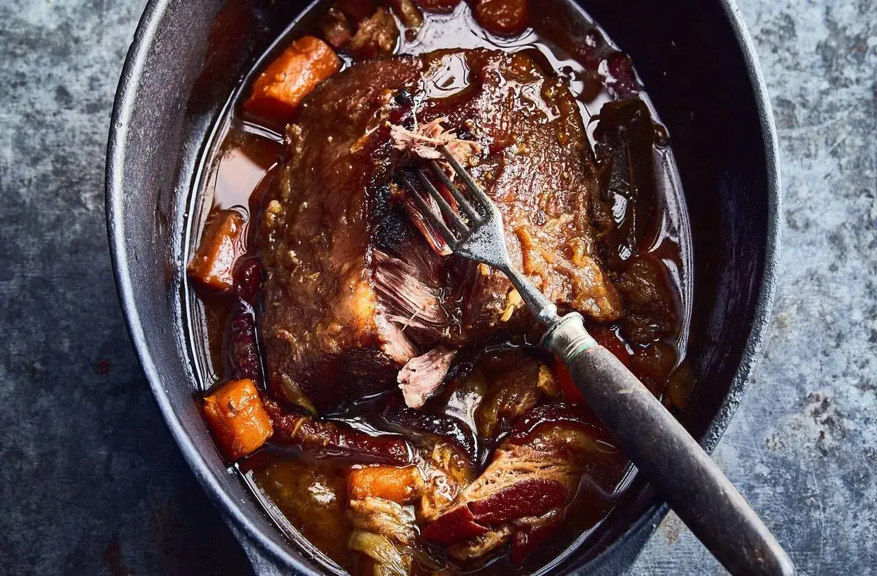 Un paleron de boeuf mijoté, tendre et savoureux, prêt à être dégusté. Une recette réconfortante pour un repas familial.
