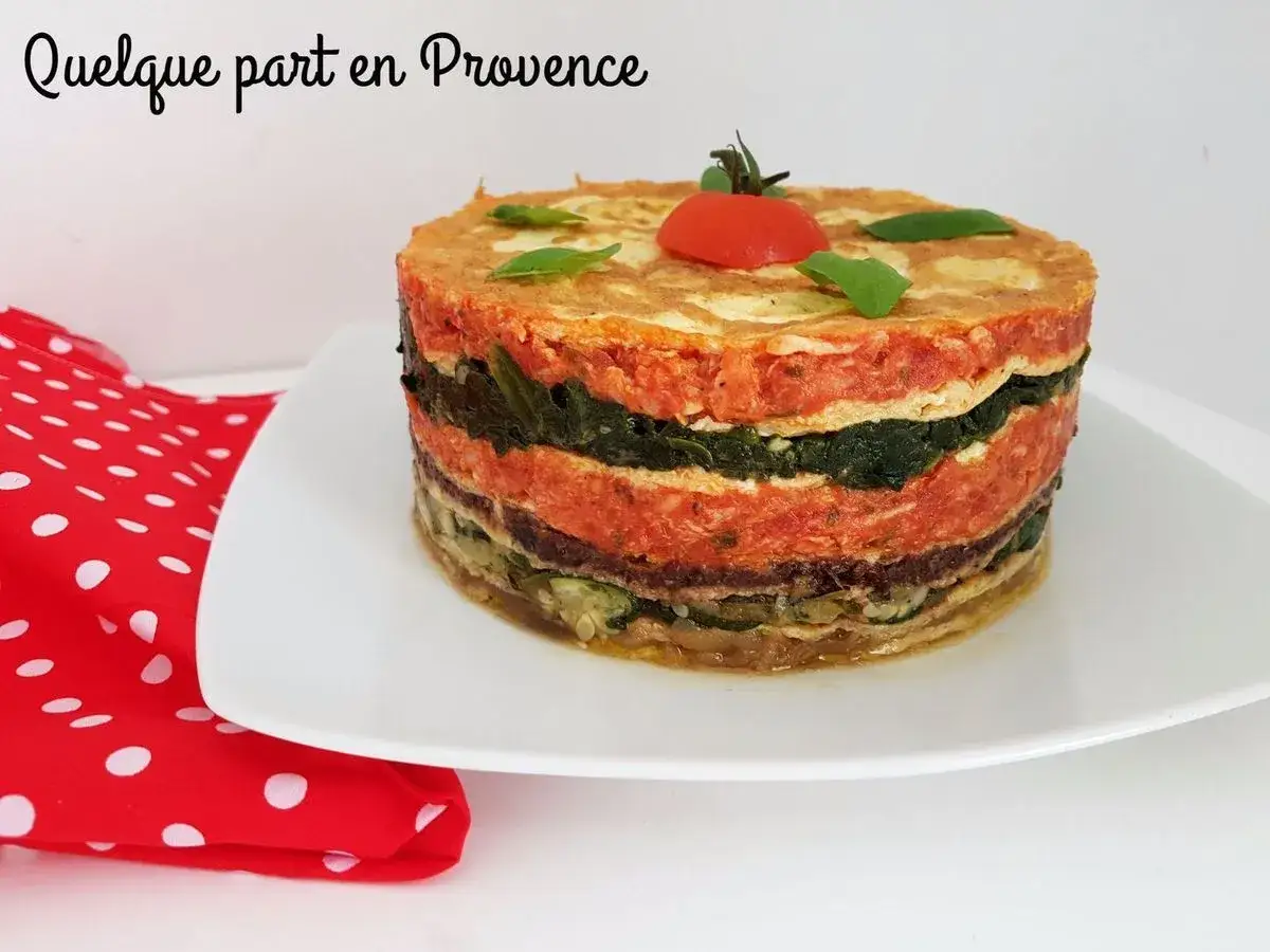 D&eacute;licieux g&acirc;teau d'omelette proven&ccedil;ale, une superposition de saveurs m&eacute;diterran&eacute;ennes, garni d'une tomate cerise et de basilic.