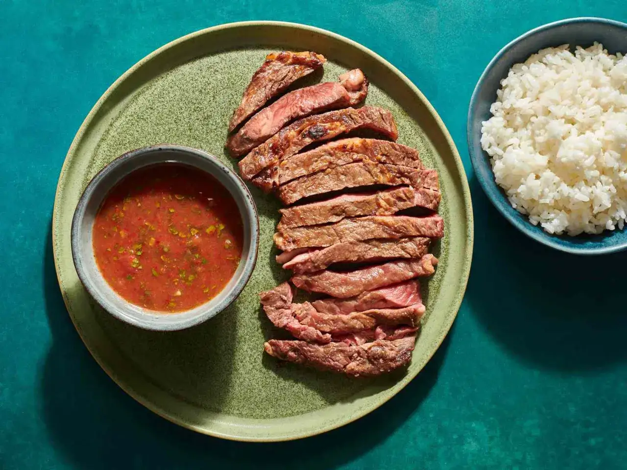 Tranches de bœuf grillé, sauce rouge épicée et riz blanc. Un plat qui ferait presque pleurer un tigre de bonheur.