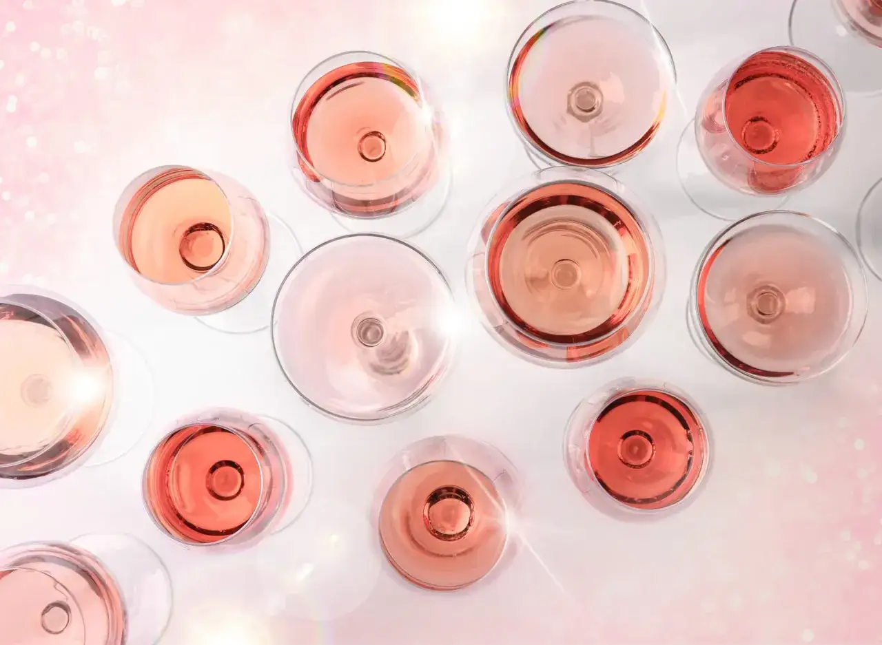 Une composition festive de verres de vin rosé, aux reflets lumineux et aux bulles scintillantes. Parfait pour célébrer.