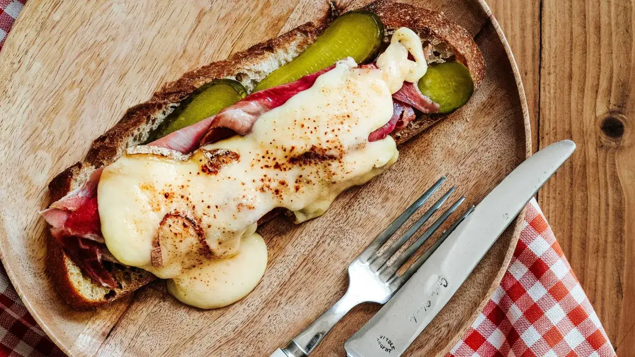 Tartine campagnarde au four : pain grill&eacute;, jambon, cornichons et fromage fondant. Un d&eacute;lice simple et r&eacute;confortant.