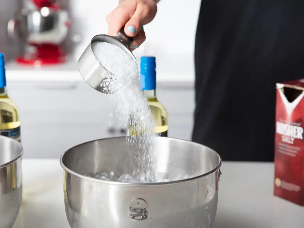 Ajouter du sel à la glace dans un bol pour refroidir une bouteille rapidement.