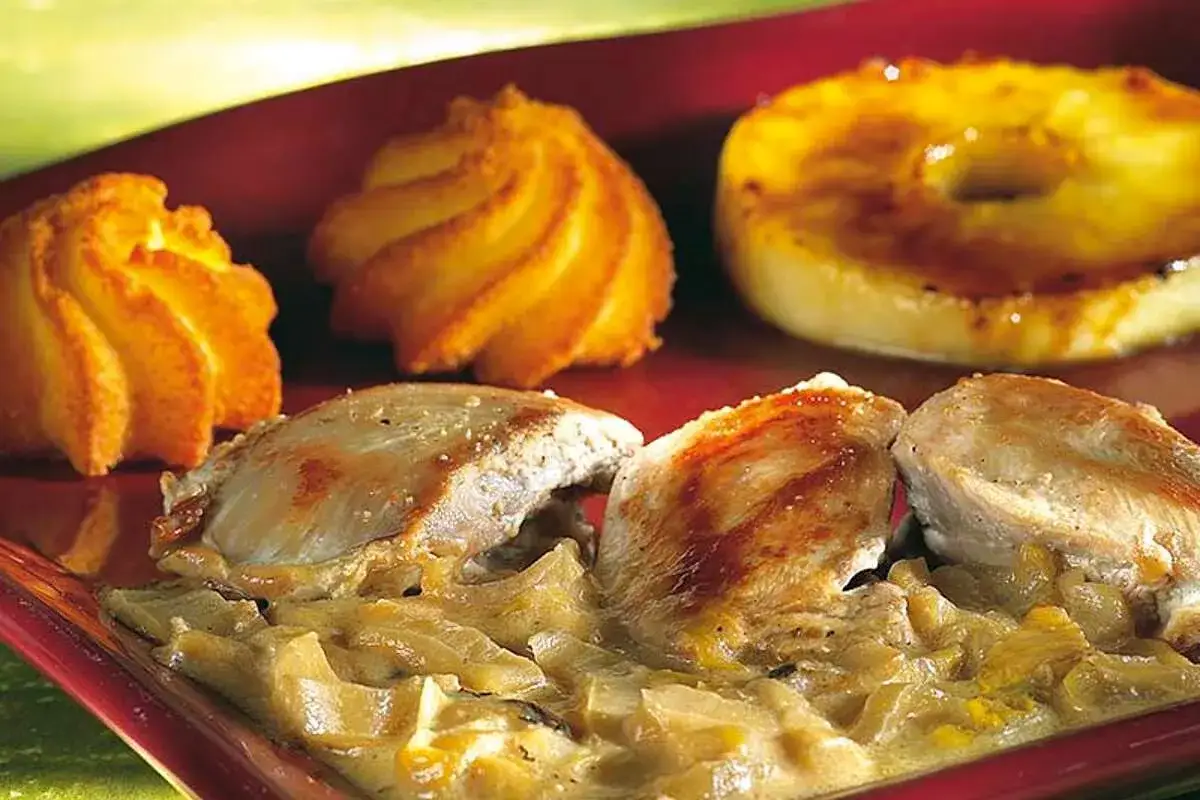 Délicieux filet de caille en sauce crémeuse, accompagné de pommes duchesse dorées et d'une rondelle de pomme caramélisée.