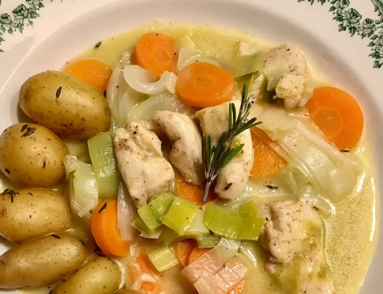 Un savoureux waterzoi de poisson, avec des pommes de terre, des carottes, des poireaux et une touche de romarin.