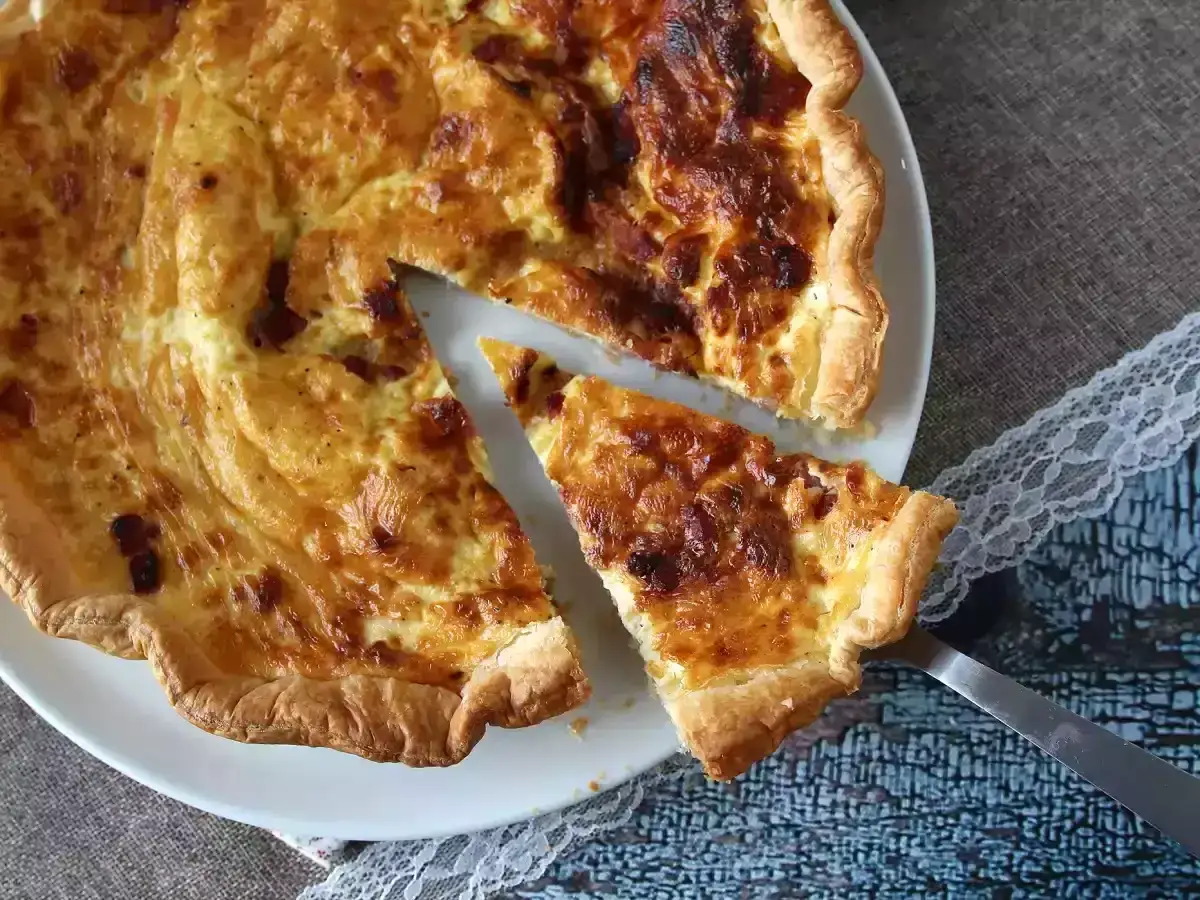 Une quiche lorraine dor&eacute;e, pr&ecirc;te &agrave; &ecirc;tre d&eacute;gust&eacute;e. Quel vin avec une quiche lorraine ? Un blanc sec ou un rouge l&eacute;ger serait parfait.