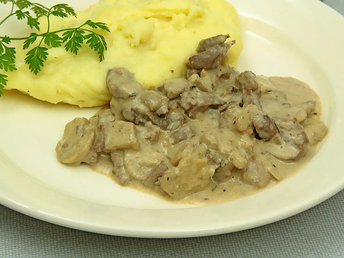 Rognons de porc en sauce crémeuse avec des champignons, servis avec une purée de pommes de terre onctueuse. Parfait avec quoi accompagner des rognons de porc.