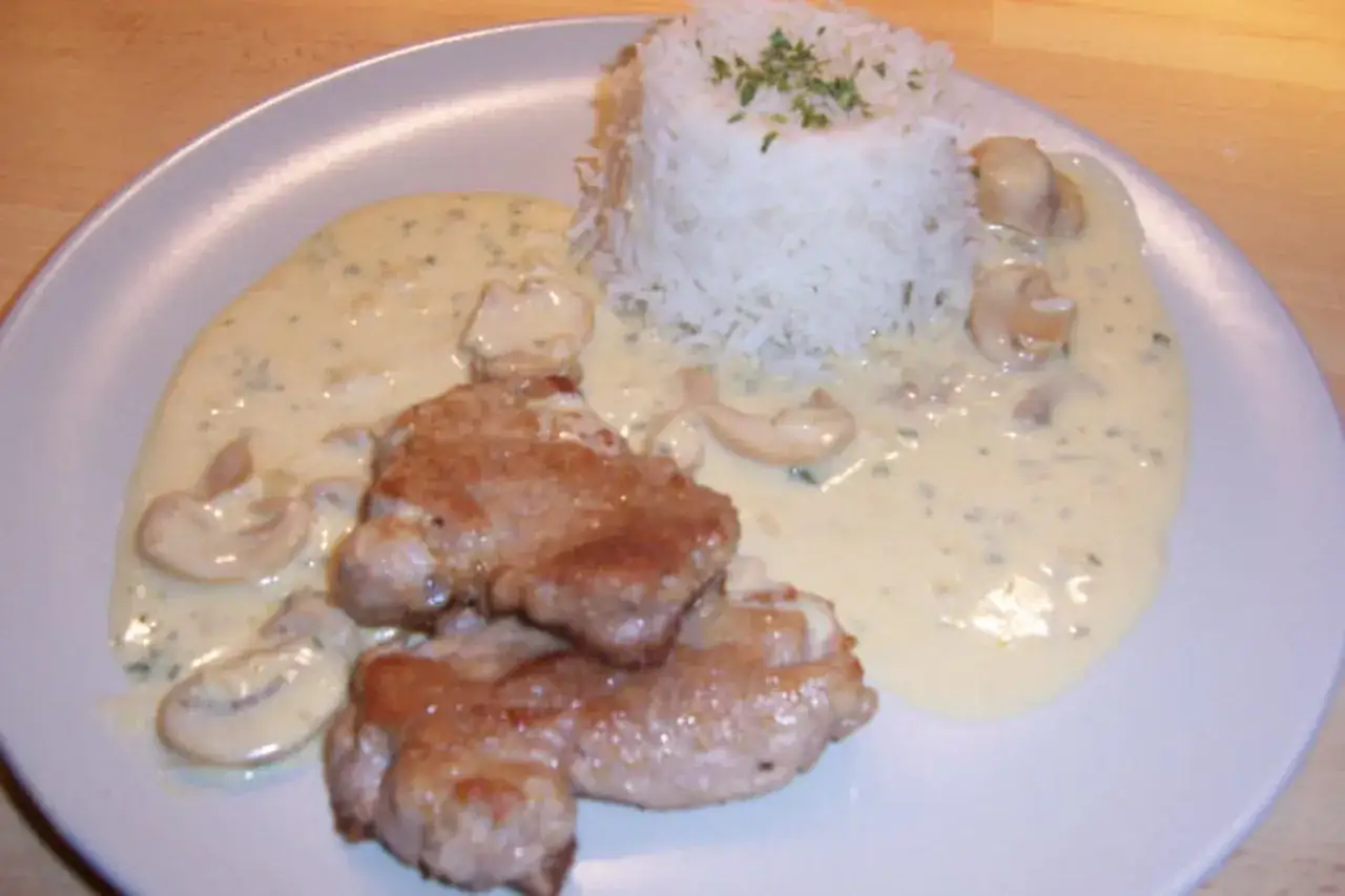 Filet mignon de porc sauce crémeuse aux champignons, riz blanc. Une recette digne d'un chef étoilé.