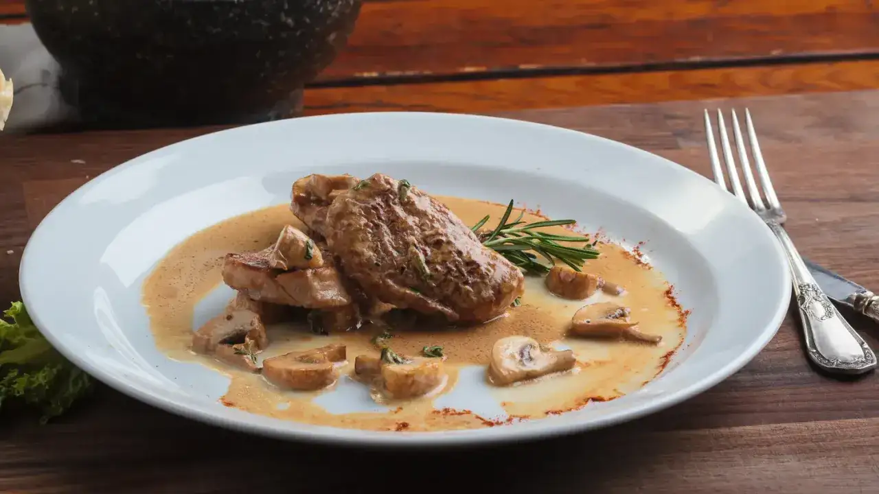 Délicieux bocconcini de veau en sauce crémeuse avec des champignons et une touche de romarin.