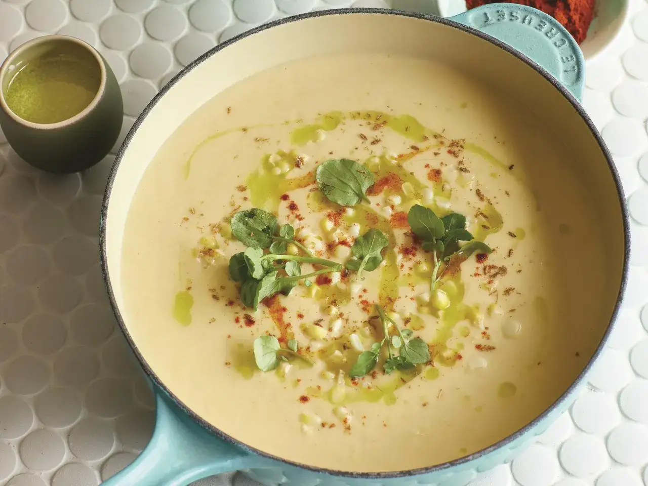 Un réconfortant velouté de poireaux pommes de terre, garni de persil frais, de maïs et d'un filet d'huile d'olive.
