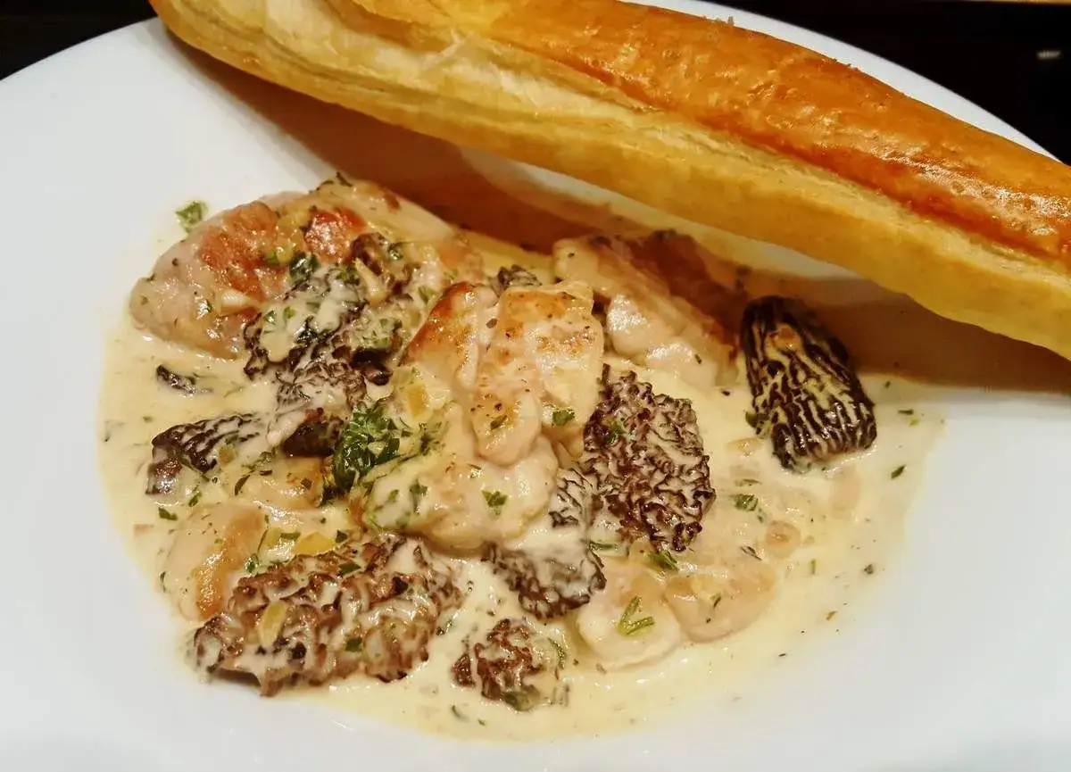 Quel accompagnement avec des ris de veau aux morilles ? Une belle baguette dorée pour saucer cette divine sauce crémeuse.