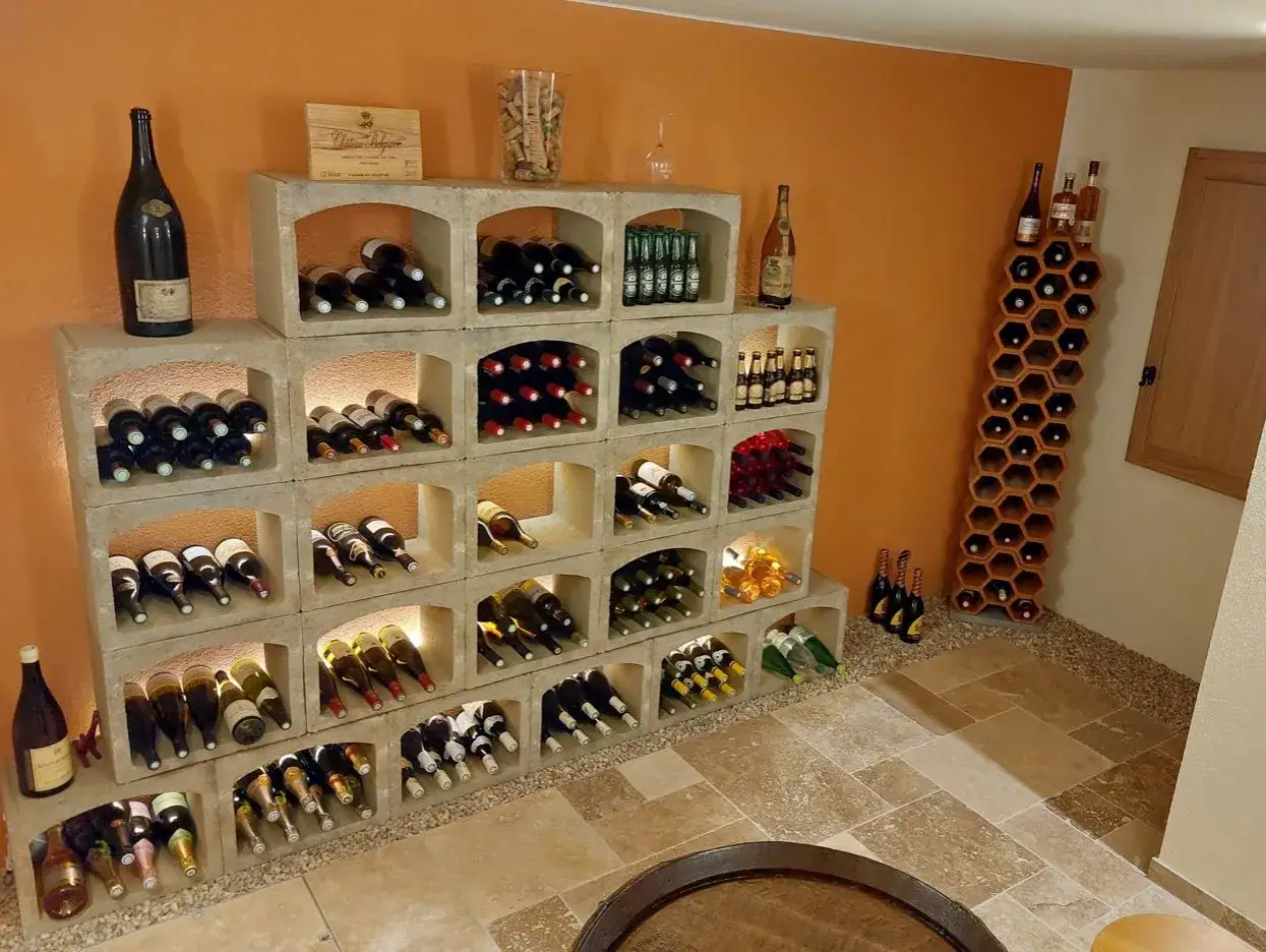 Cave à vin remplie de bouteilles. La durée de conservation du Gewurztraminer dépend de son millésime et de son stockage.