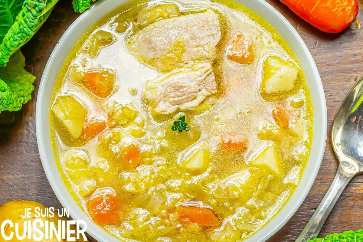 Un réconfortant bol de soupe aux choux, garni de morceaux de viande tendre, de carottes et de pommes de terre. Un délice pour les papilles !